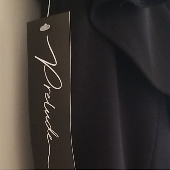 Beautiful Black Gown. Elegant, ruffled neckline. - Picture 3 of 4